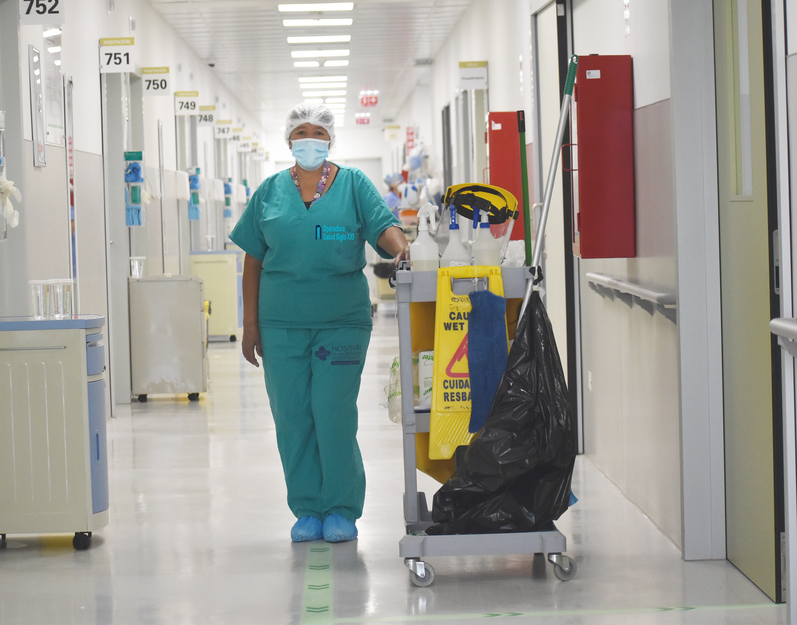 La labor del servicio de aseo de Salud Siglo XXI en el hospital durante la pandemia