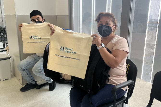 Con entrega de bolsas reutilizables a pacientes del Hospital conmemoramos el Día Mundial Sin Bolsas Plásticas